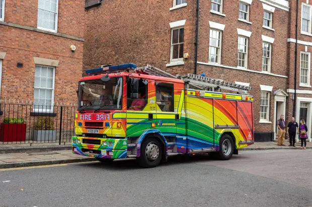 消防部门将消防车涂成彩虹色引争议：有这钱你干点正事OK？